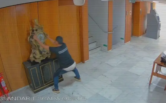 Identificado vândalo que destruiu relógio histórico no Palácio do Planalto - Jornal Info Rondônia