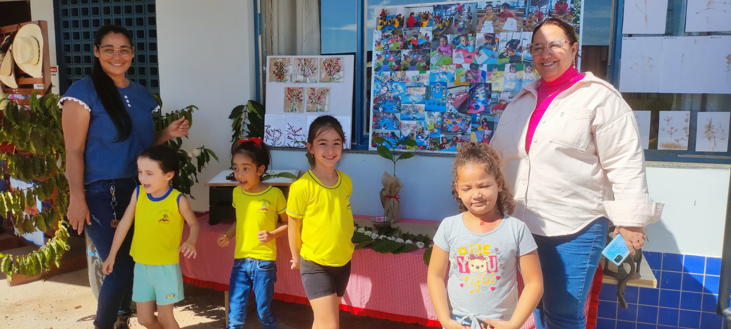 Secretária Maria Rezende realizando acompanhamento de atividades dos estudantes da escola Pequeno Príncipe.